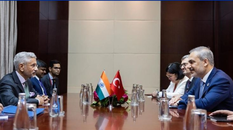 وزير الخارجية التركي  يلتقي نظيره الهندي في لاوس